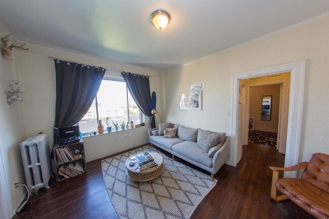 Building Photo - 484 Brainard St