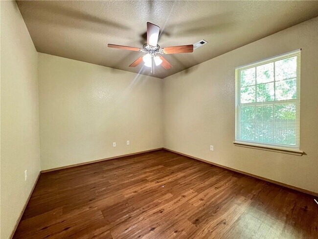 Building Photo - 867-867 Meadowlands Dr