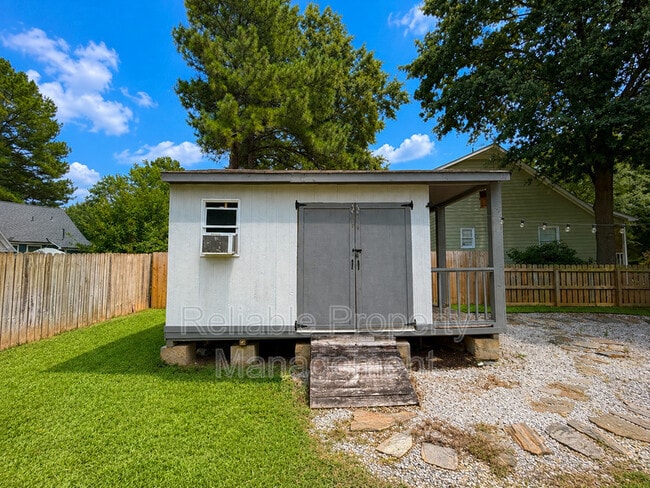 Building Photo - 100 Longneedle Ct