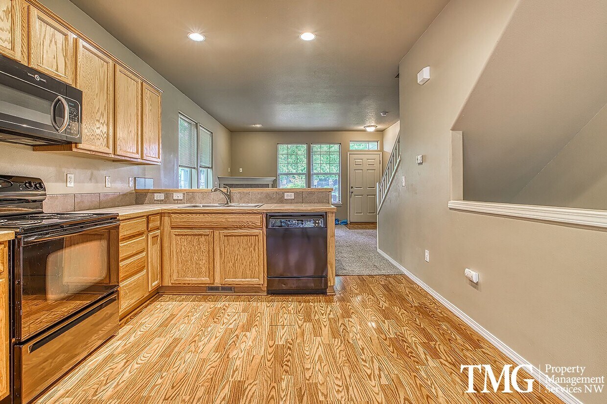 Foto principal - Wonderful 2 Bedroom, 2.5 Bathroom Townhome in Hillsboro!