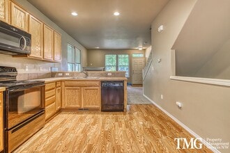 Building Photo - 1487 NE Lockheart Ln