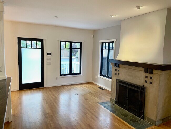 Building Photo - 558 Rialto Ave