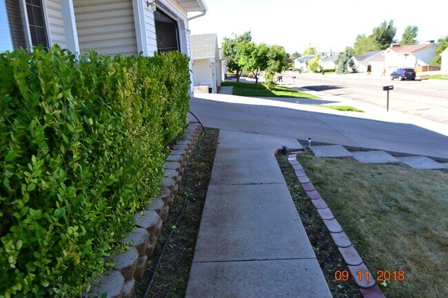 Building Photo - 5 Bedroom 3 Bath with 2 garages! Pet Frien...