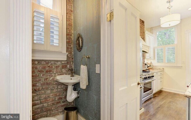 Foto del edificio - 1932 35th St NW