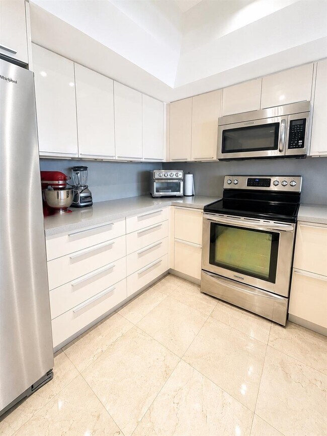 Building Photo - 520 Brickell Key Dr