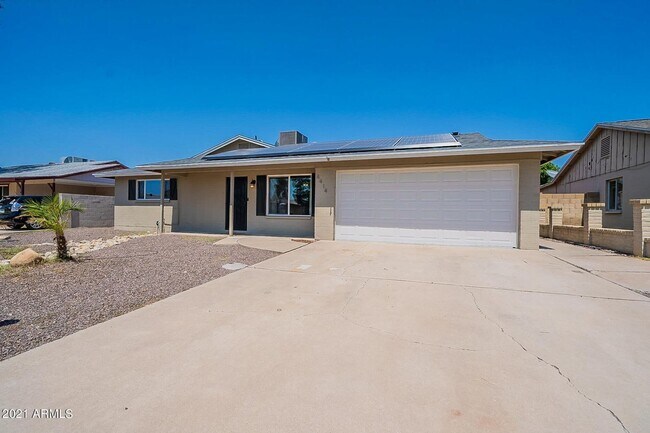 Foto del edificio - 4 bedroom home with private pool & solar