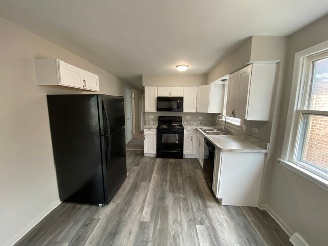 Building Photo - 483 W 15th Pl