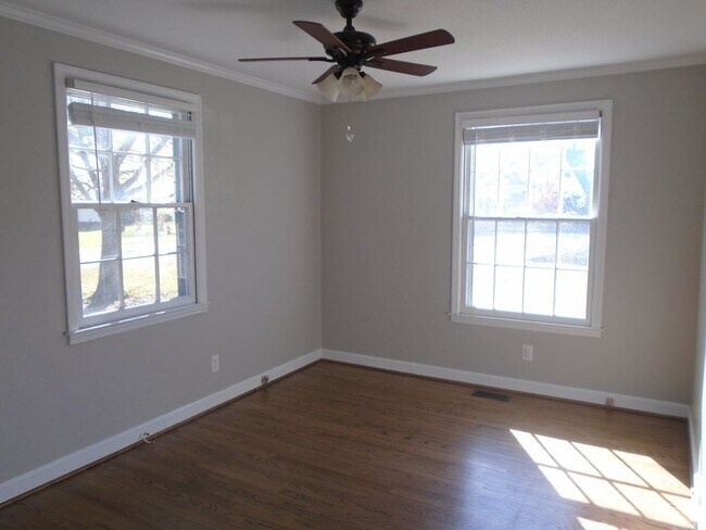 Foto del edificio - Charming 3 bedroom 2 bath home that is centrally located! Just minutes to area bases, shopping an...