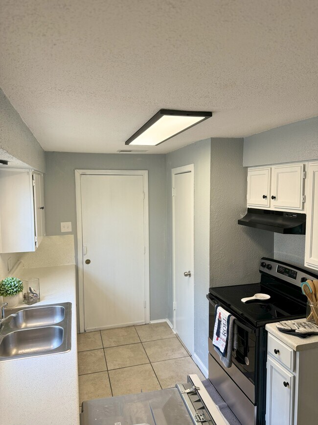 Foto del edificio - 3831 Heatherbloom Dr