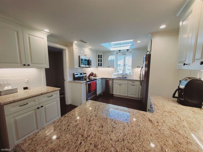 Building Photo - 3 br, 2.5 bath House - 16 Davenport Ave