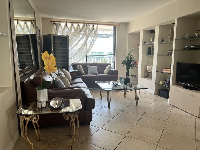 Building Photo - 6061 Collins Ave