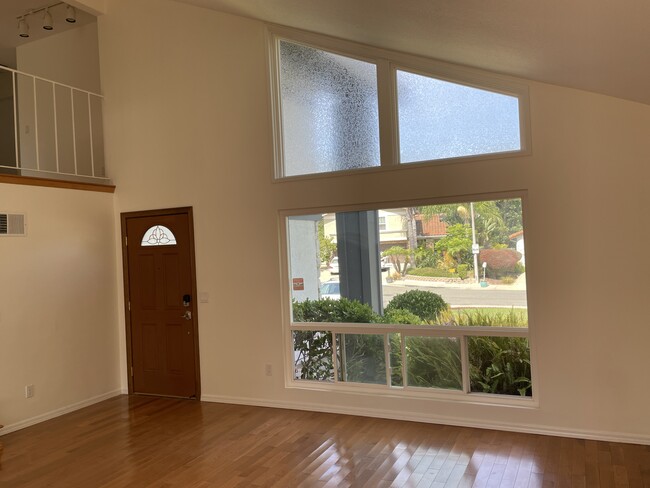 Building Photo - 1543 Calle Violetas
