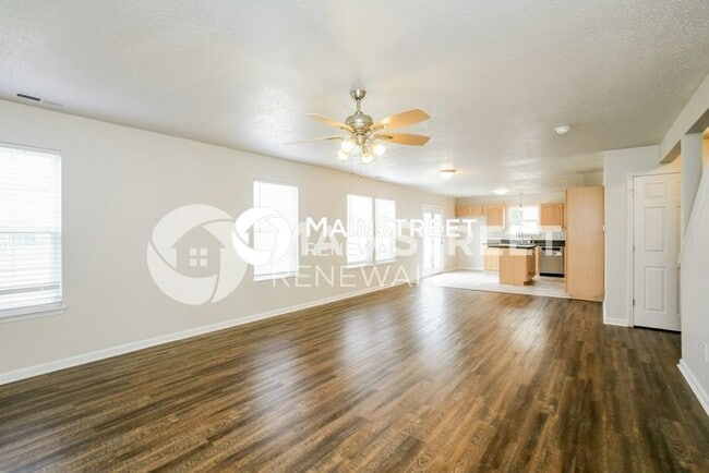 Building Photo - 3 Bedroom Pet-Friendly Home in WHITESTOWN,...