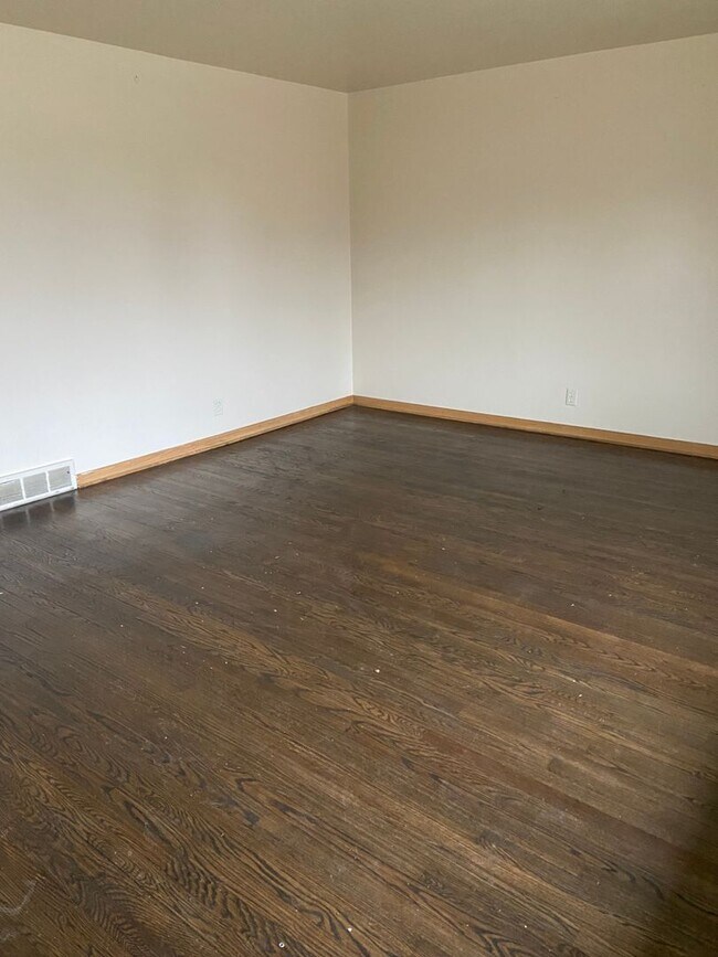 Building Photo - NICE 3BR SINGLE FAMILY, BRICK, CLOSE TO EVERYTHING, BASEMENT, YARD, GARAGE1