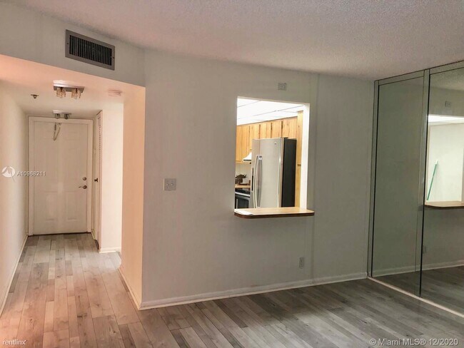 Building Photo - 2 br, 2 bath Condo - 3015 S University Dr