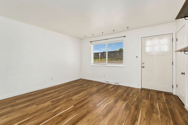 Foto del edificio - 4041 Goodell Ln