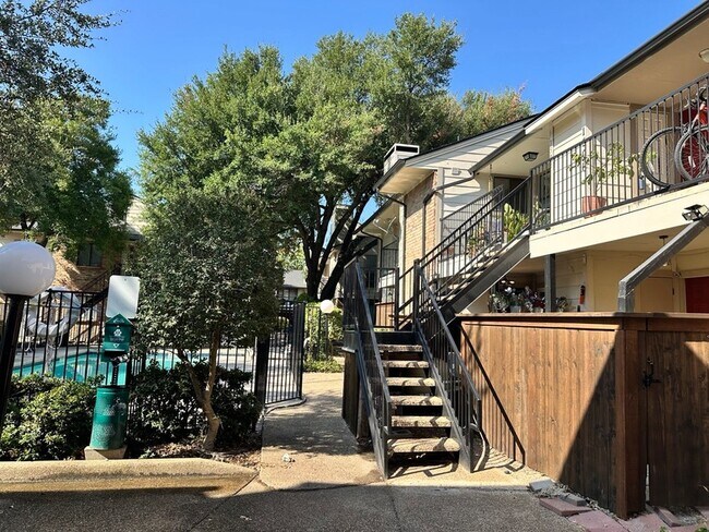 Foto del edificio - 6646 E Lovers Ln