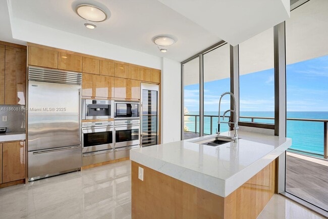 Foto del edificio - 9703 Collins Ave