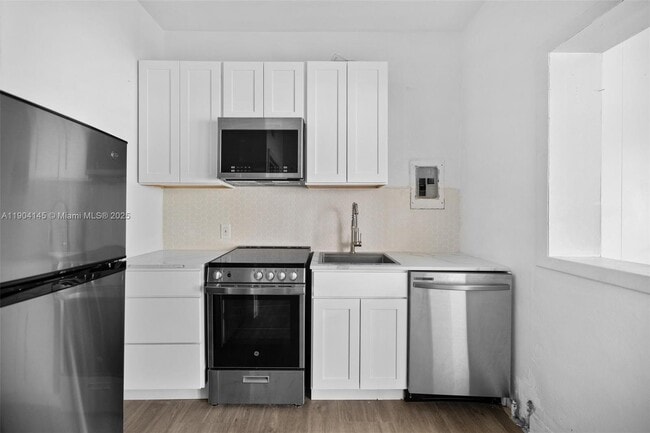 Building Photo - 2822 Pine Tree Dr