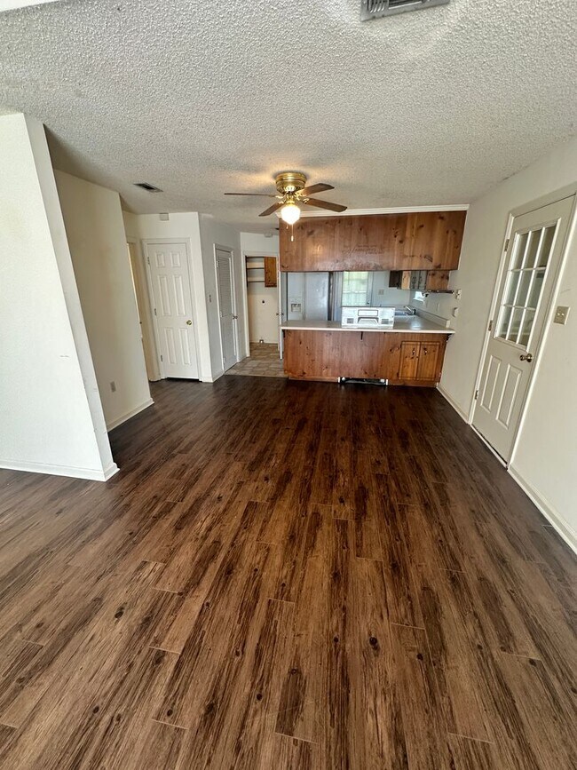 Building Photo - 3BD/2B in Blue Pool Subdivision