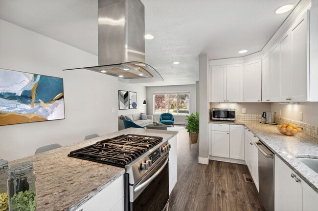 Building Photo - Modern 3BD Townhome w/ a Rooftop Deck!