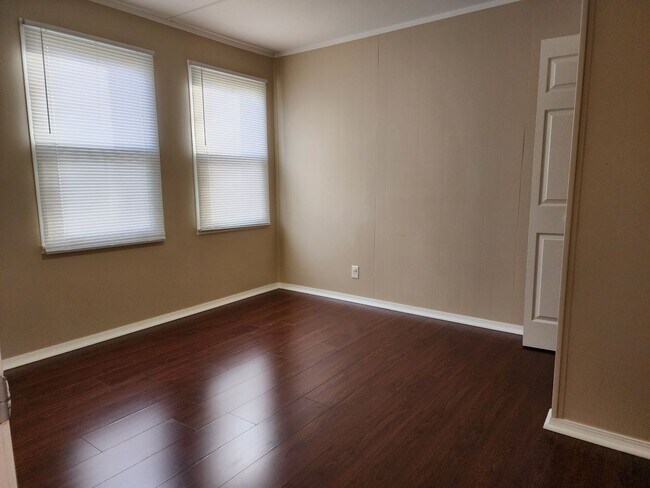 Building Photo - 2 bd 1 ba duplex in Wilmington