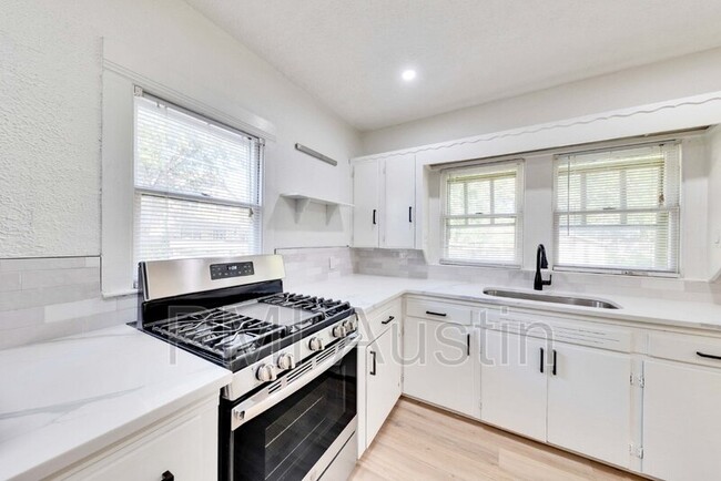 Building Photo - 920 E 46th St