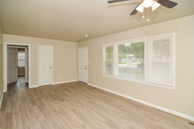 Building Photo - 4410 Lakeview Drive Northwest