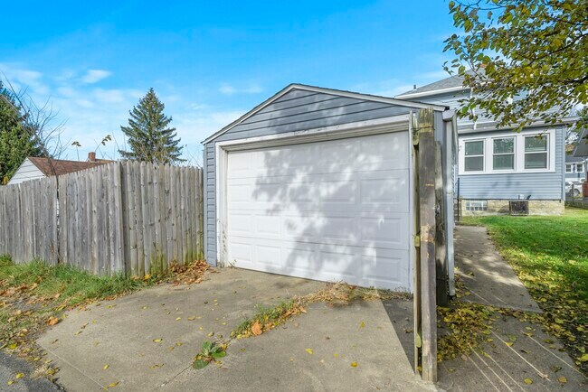 Building Photo - 5214 Columbo St