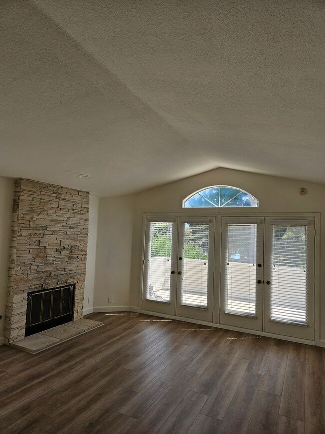 Foto del edificio - Light, bright and spacious 3 bedroom Coronado condo with garage!