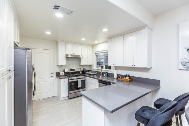 Building Photo - Newly Remodeled 5B4B. 2 mile from the Rose Parade!