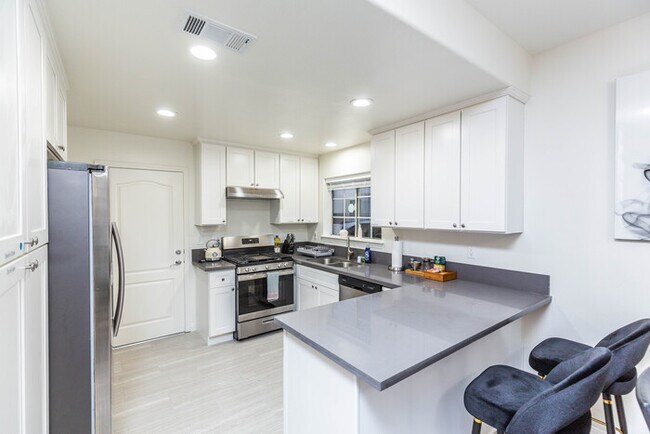 Foto del edificio - Newly Remodeled 5B4B. 2 mile from the Rose Parade!