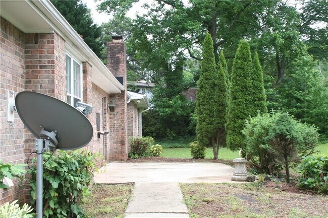 Building Photo - 2075 Pinewood Dr