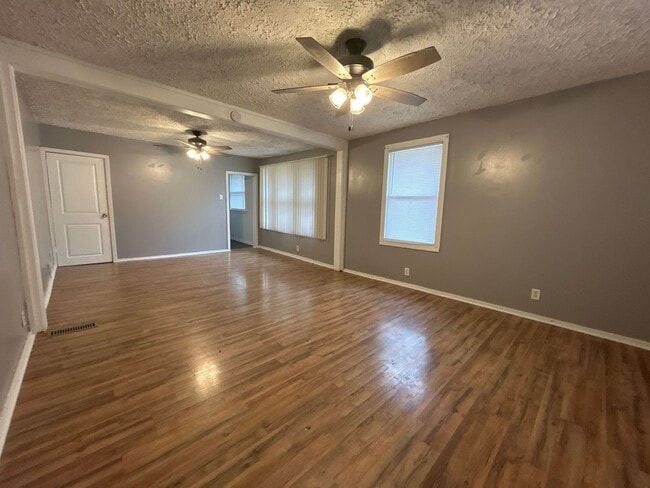 Building Photo - Charming 2-Bedroom, 1-Bathroom Home in South Bend