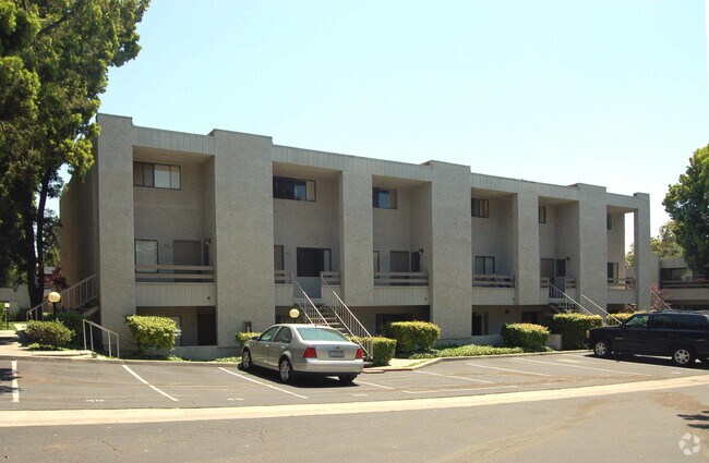Building Photo - Stoneridge by the Lake