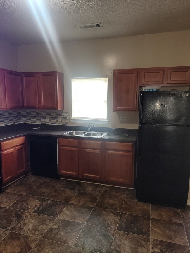 Foto del edificio - Four Bedroom Town Home Total Electric