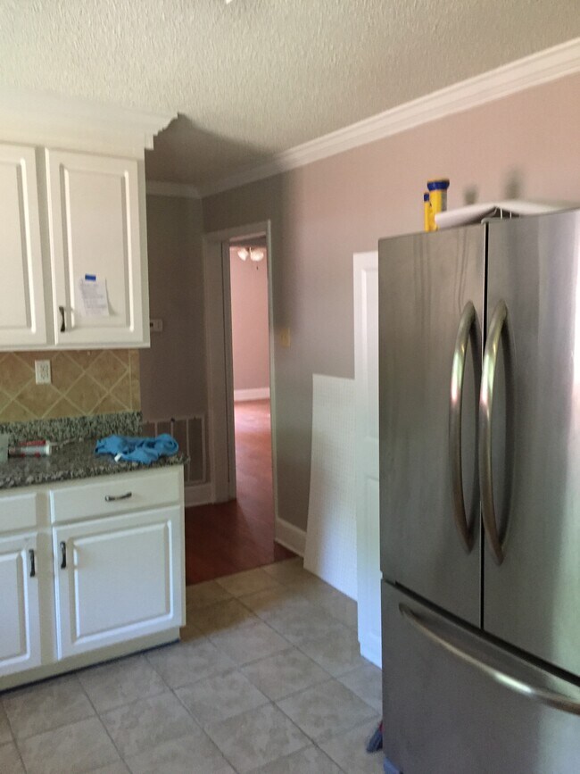 Además de las zonas comunes, la casa cuenta con 3 amplios dormitorios con grandes armarios y 2 baños completos. - 1008 Carpenter Fletcher Rd