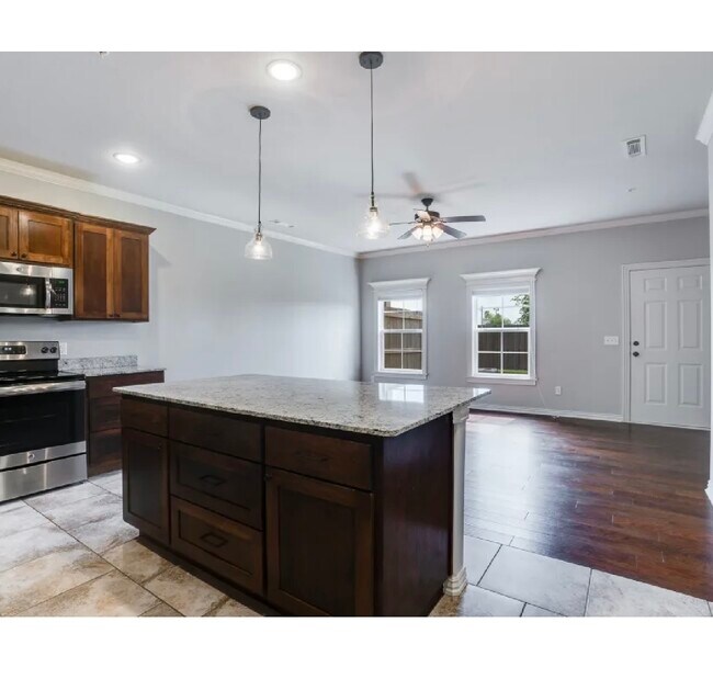 Building Photo - 1009 SW Anchor Way