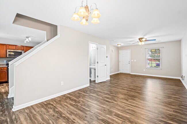 La sala de estar está orientada hacia el frente. - 774 Cairn Cir