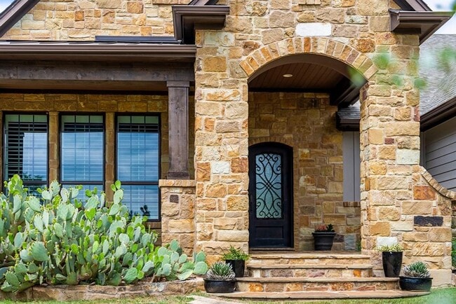Building Photo - 670 Heather Hills Dr