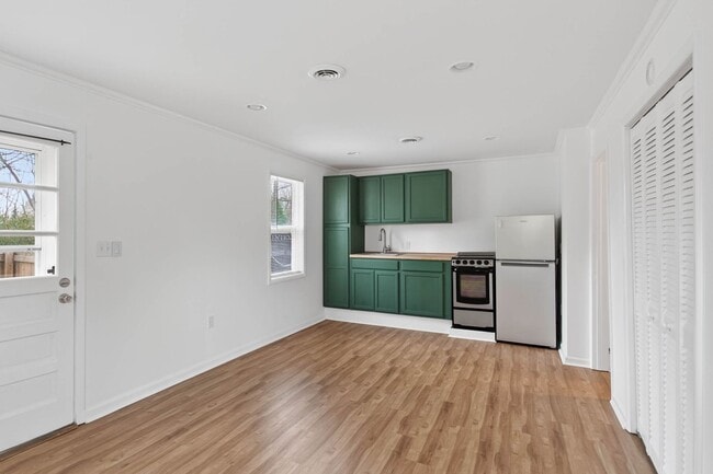 Building Photo - Newly updated apartment