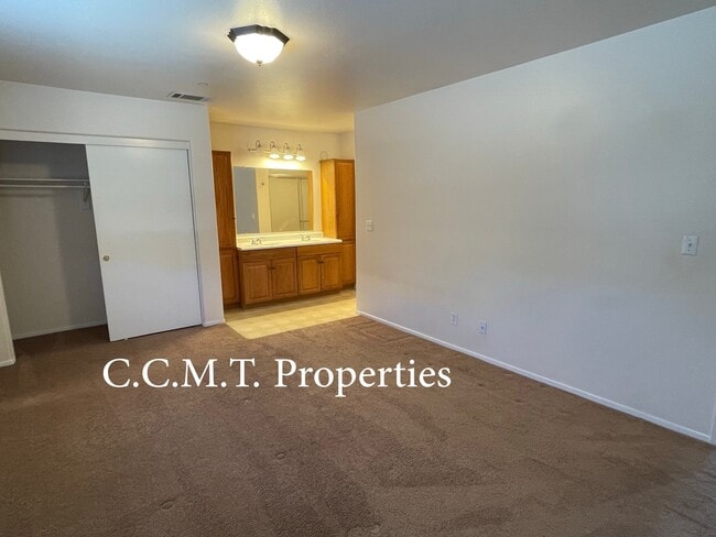 Building Photo - 16359 Siskiyou Rd