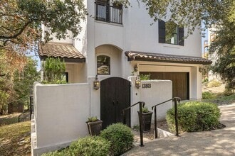 Building Photo - 13803 Lakeview Dr