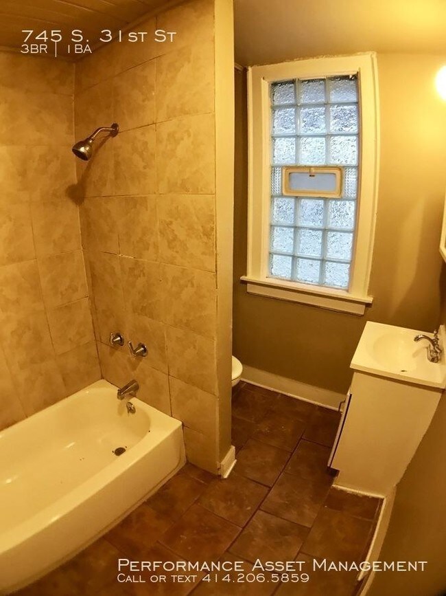 Foto del edificio - 3 bedroom in Milwaukee WI 53215
