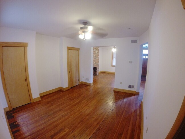 Foto del edificio - 8/1 Updated 4 Bed House, Fenced-In Yard, Q...