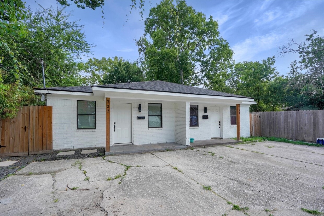 Building Photo - 739 Neyland St