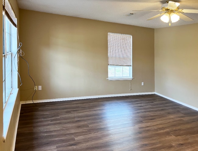 Building Photo - 5900 Samantha St