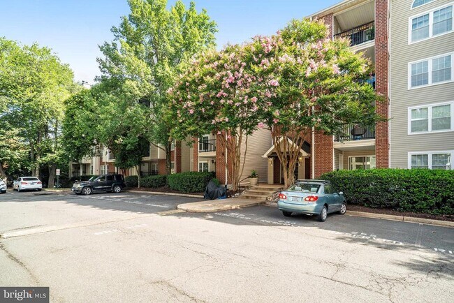 Foto del edificio - 3315 Wyndham Cir