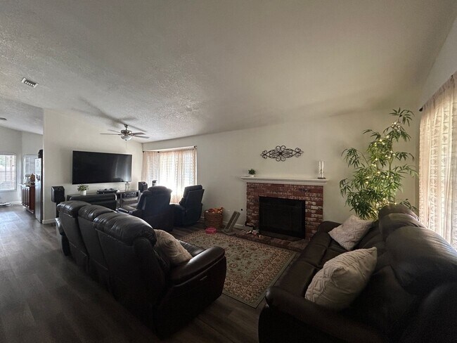 Foto del edificio - Beautiful 3 Bedroom 2 Bath Home in Redlands!
