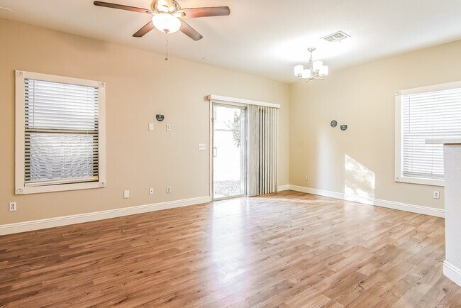 Foto del edificio - 9582 N 81st Dr